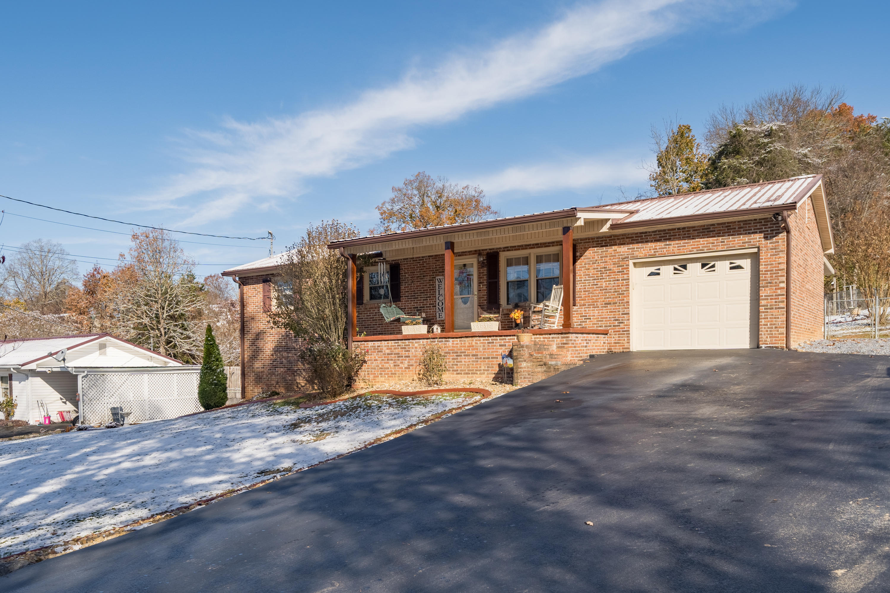 339 Combs Road Bluff City, TN 37618 - Photo 5 of 33 339CombsRd,BluffCity,TN(2of38)