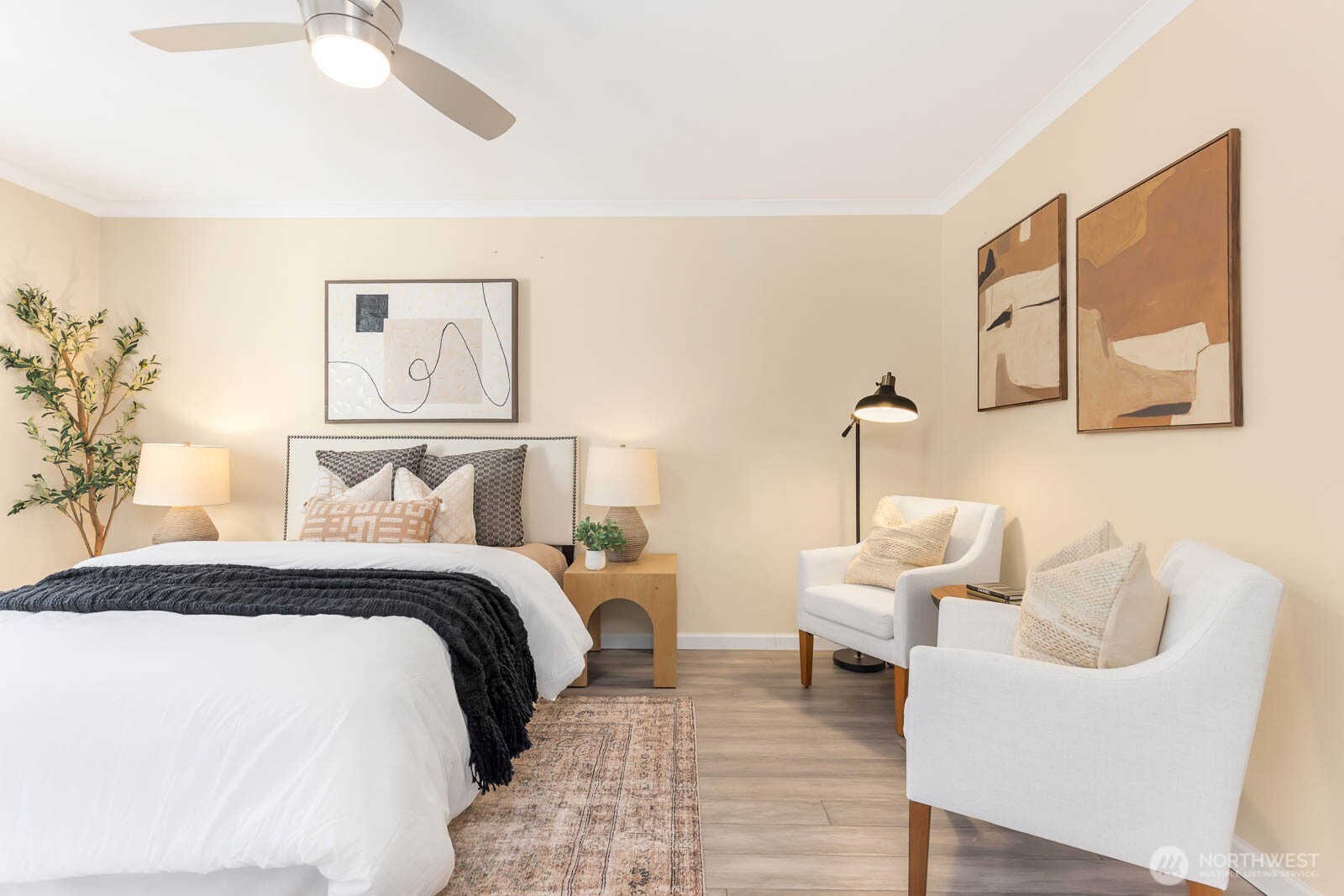 13279 15th Avenue Northeast, Unit B20 Seattle, WA 98125 - Photo 20 of 32 a bedroom with a bed and lamp