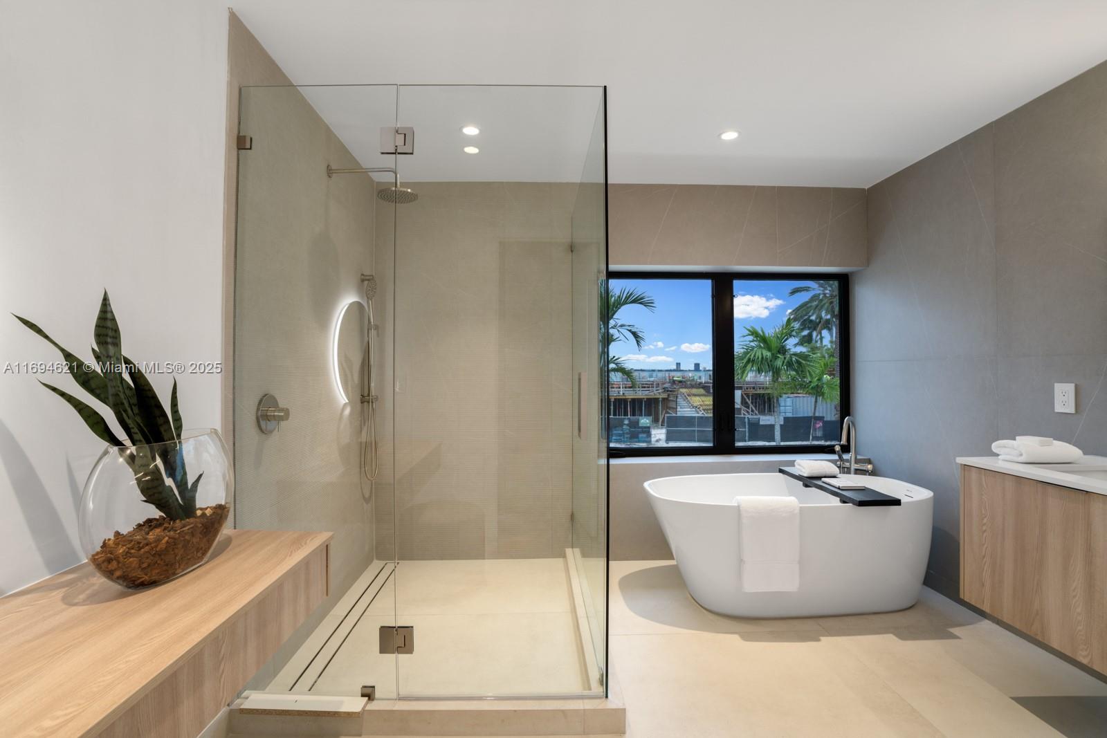 4575 North Bay Road Miami Beach, FL 33140 - Photo 19 of 40