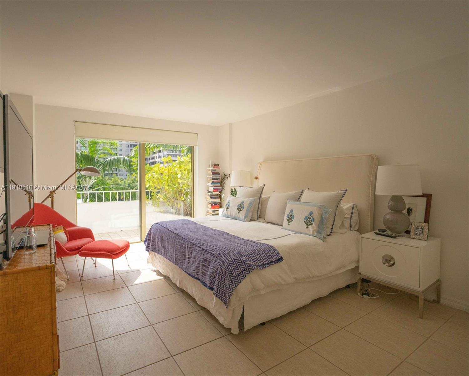 199 Ocean Ln Drive, Unit 313 Key Biscayne, FL 33149 - Photo 3 of 9 a bedroom with a bed and a window