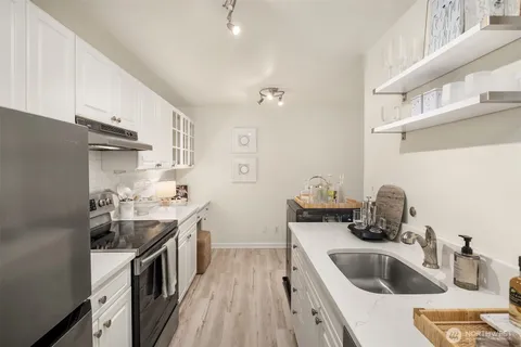 $595,000 | 6225 Lake Washington Boulevard Northeast, Unit 208, Kirkland, WA 98033