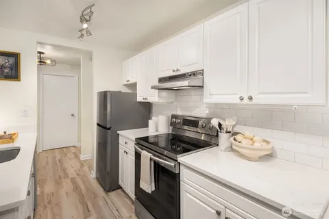 $595,000 | 6225 Lake Washington Boulevard Northeast, Unit 208, Kirkland, WA 98033