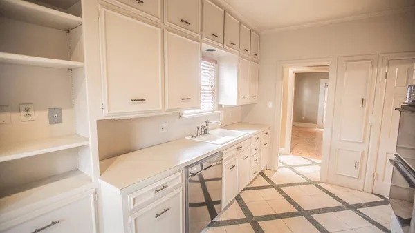 $2,200 | 2011 16th Street, Lubbock, TX 79401