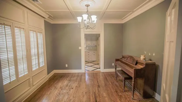 $2,200 | 2011 16th Street, Lubbock, TX 79401