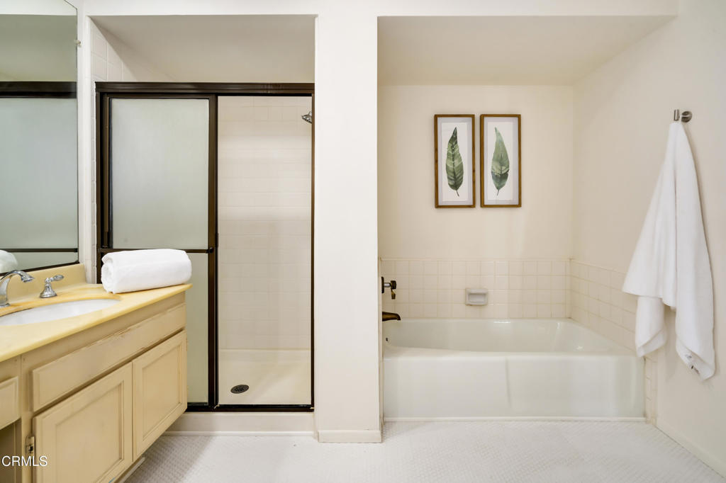 72460 Rodeo Way Rancho Mirage, CA 92270 - Photo 17 of 40 a bathroom with a bathtub and a sink