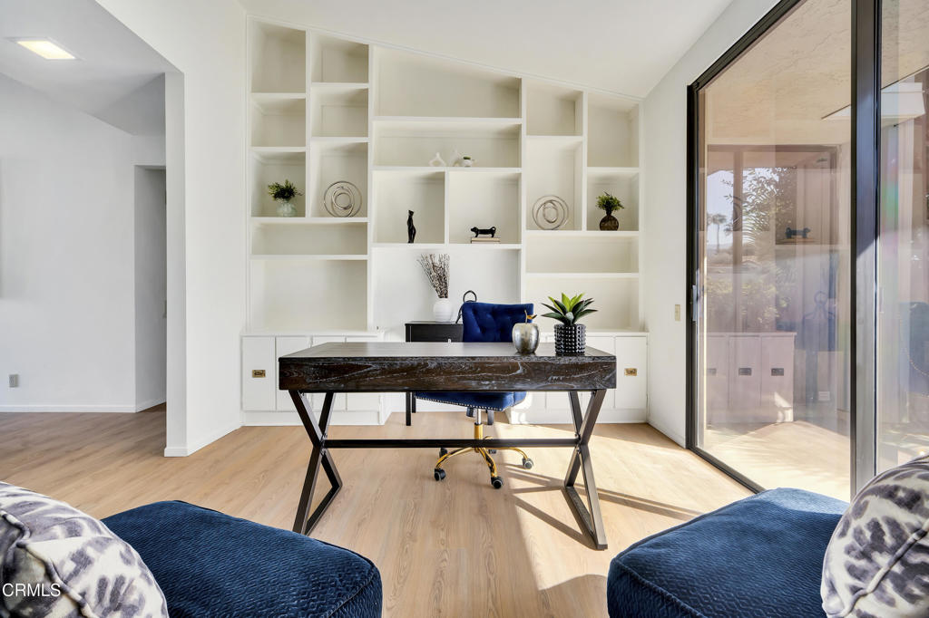 72460 Rodeo Way Rancho Mirage, CA 92270 - Photo 18 of 40 a living room with furniture