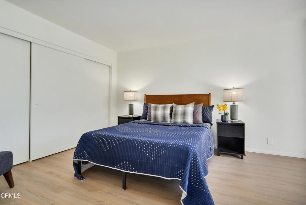 72460 Rodeo Way Rancho Mirage, CA 92270 - Photo 27 of 40 a bedroom with a bed and lamp