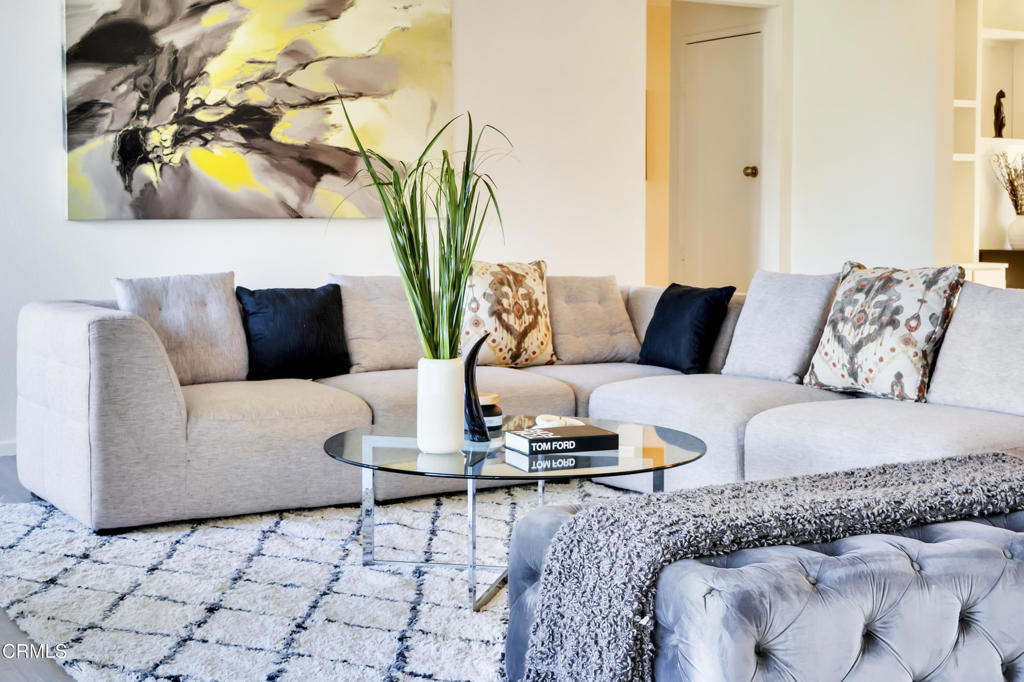 72460 Rodeo Way Rancho Mirage, CA 92270 - Photo 8 of 40 a living room with a couch