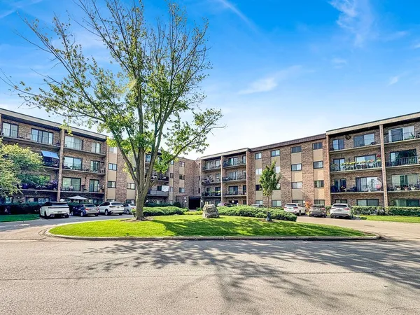 $205,000 | 725 West Huntington Commons Road, Unit 416, Mount Prospect, IL 60056
