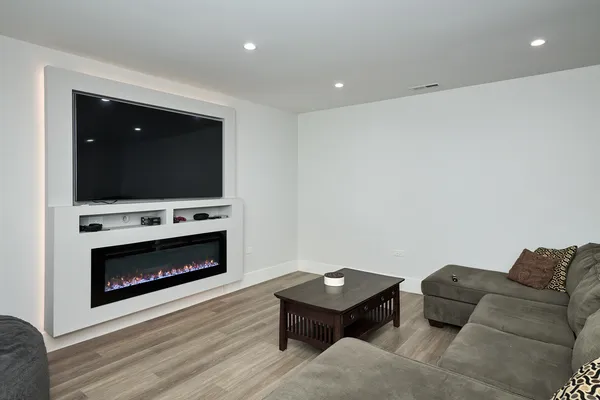 $2,375,000 | 6644 North Knox Avenue, Lincolnwood, IL 60712