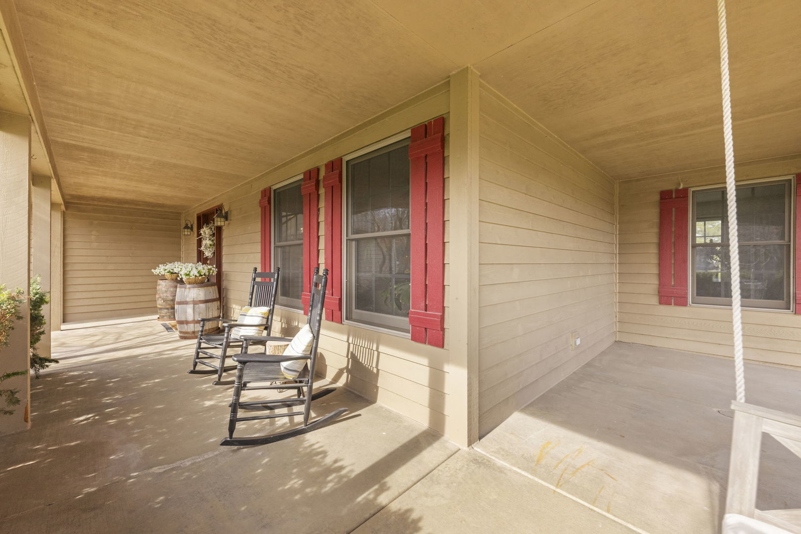 19 Shagbark Lane Newark, IL 60541 - Photo 2 of 60 a view of a patio with table and chairs and potted plants