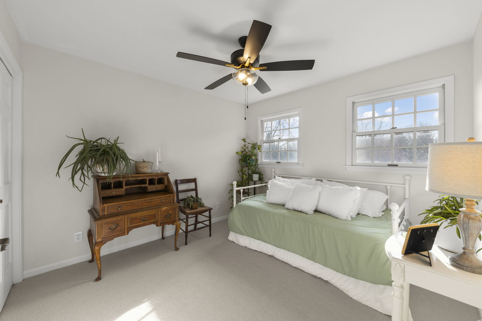 19 Shagbark Lane Newark, IL 60541 - Photo 25 of 60 a living room with furniture and a potted plant