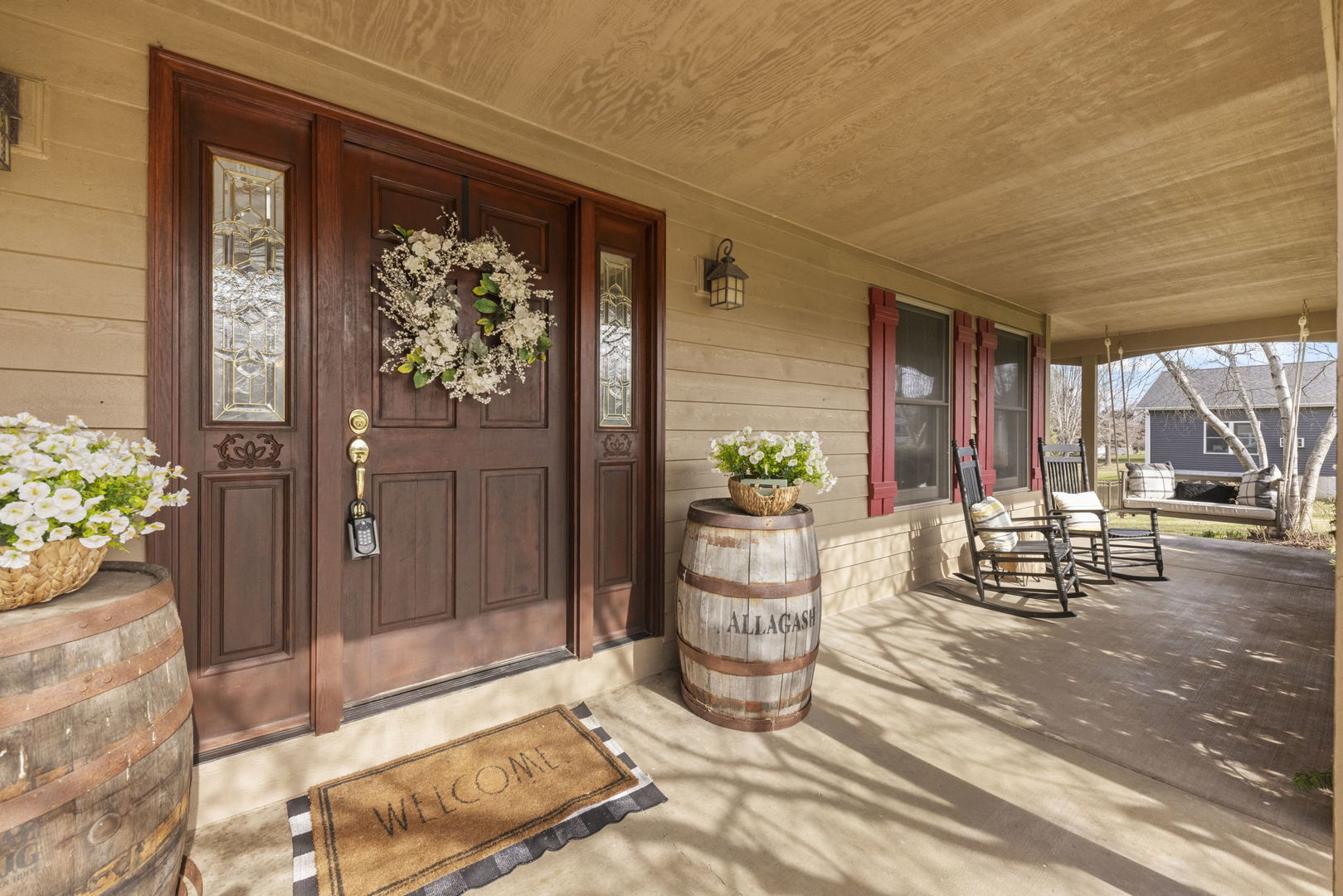 19 Shagbark Lane Newark, IL 60541 - Photo 3 of 60 a living room with furniture and a potted plant