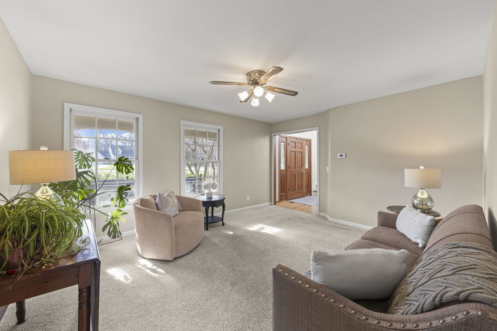 19 Shagbark Lane Newark, IL 60541 - Photo 8 of 60 a living room with furniture and a potted plant
