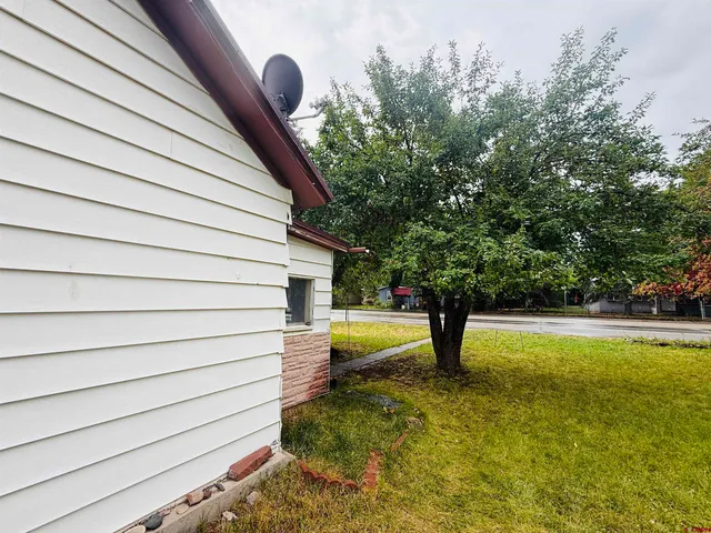 a view of a house with backyard