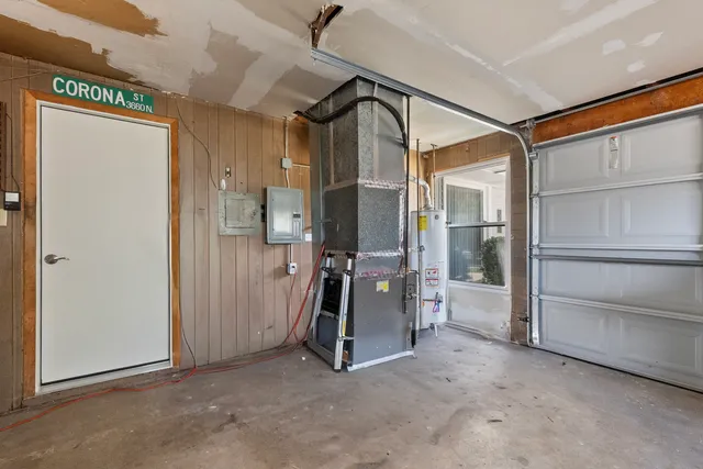 a view of a livingroom with furniture and a ceiling fan