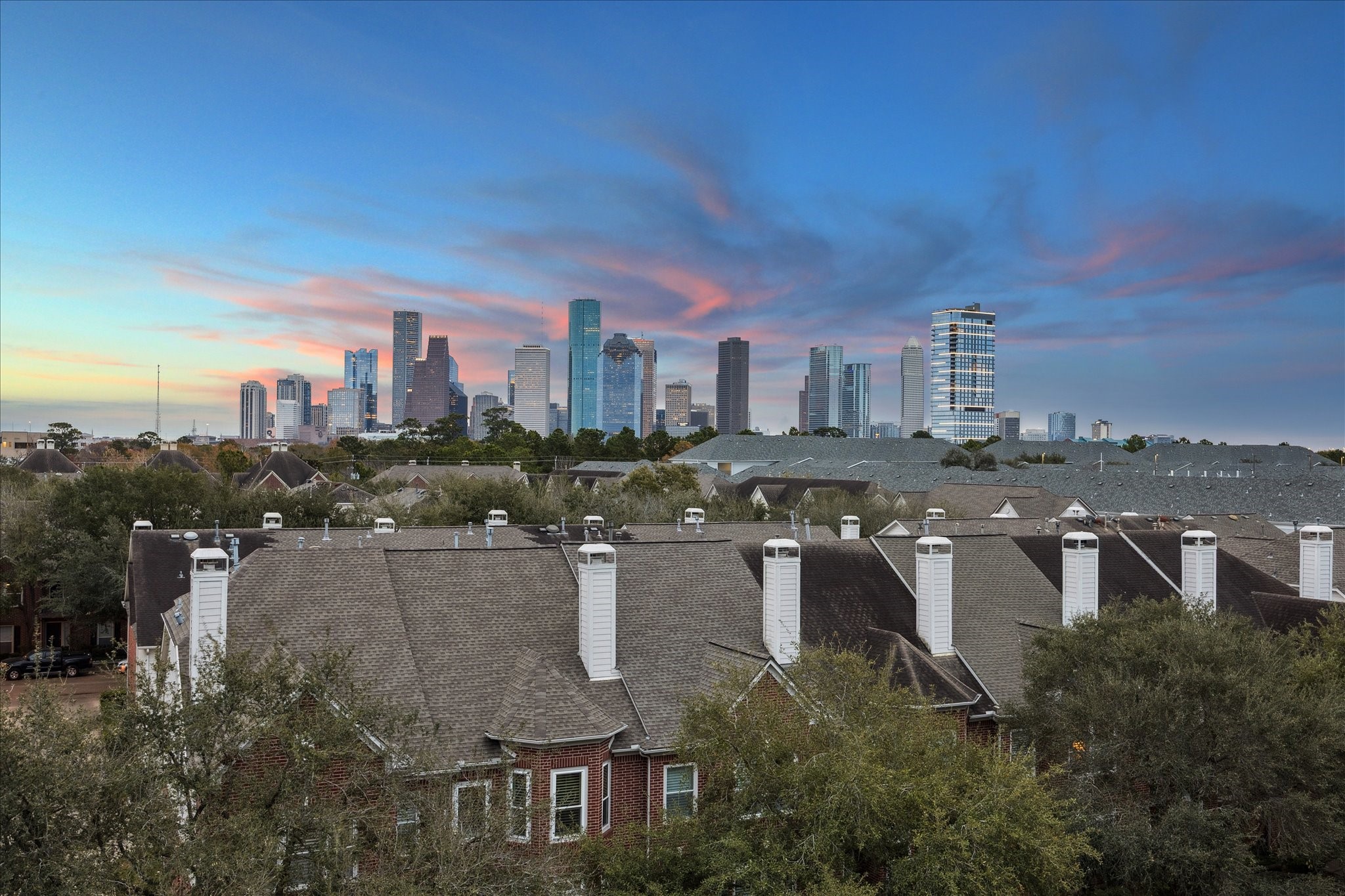 Unobstructed Downtown Houston skyline views from the fourth-floor rooftop terrace in the heart of Memorial Heights, just moments from Buffalo Bayou Park and Houston’s premier dining, shopping, and entertainment.