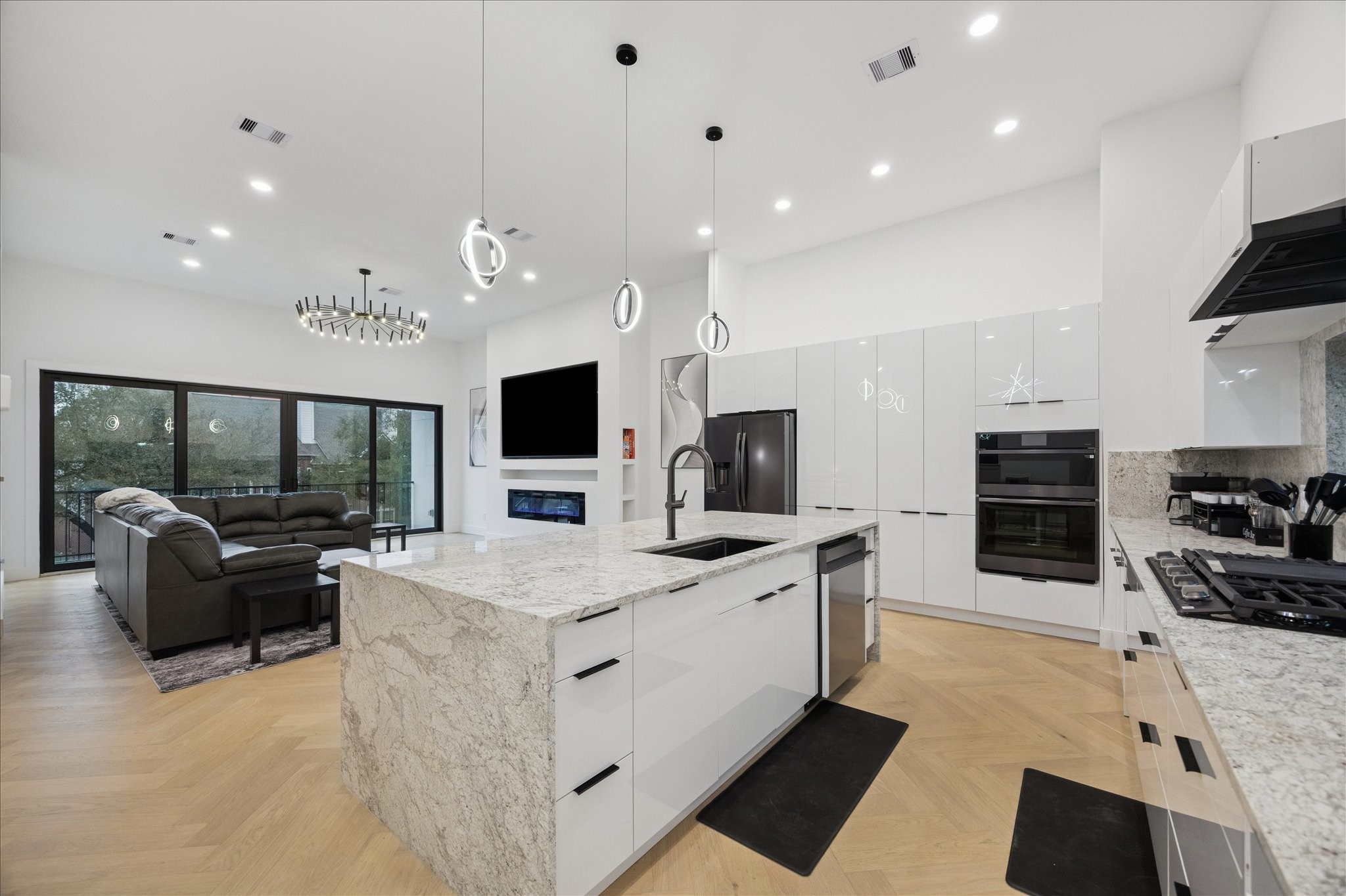 809 Memorial Heights Drive Houston, TX 77007 - Photo 16 of 32 Open-concept kitchen with a natural flow into the living and dining areas, perfect for hosting, gathering, and everyday comfort.