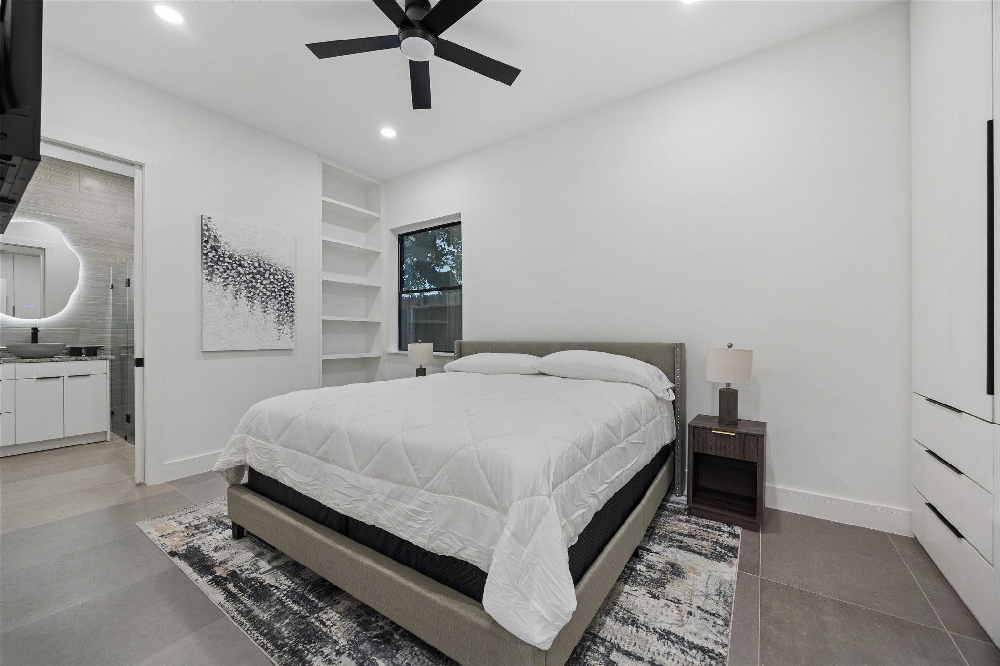 809 Memorial Heights Drive Houston, TX 77007 - Photo 24 of 32 First-floor guest suite offering excellent privacy, a full en-suite bath, and thoughtful built-in shelving—ideal for visitors, a home office setup, or multi-generational living.
