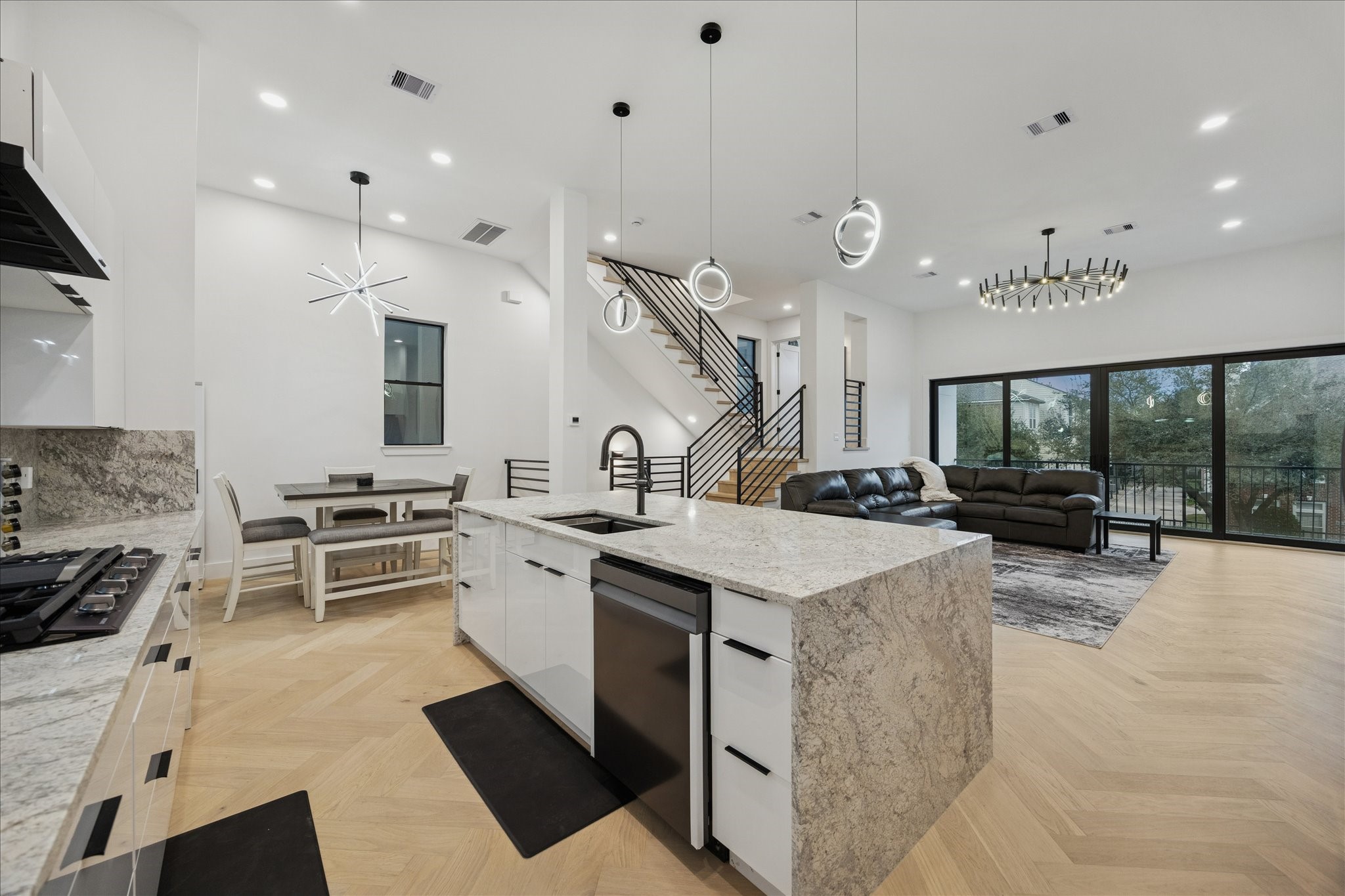 809 Memorial Heights Drive Houston, TX 77007 - Photo 3 of 32