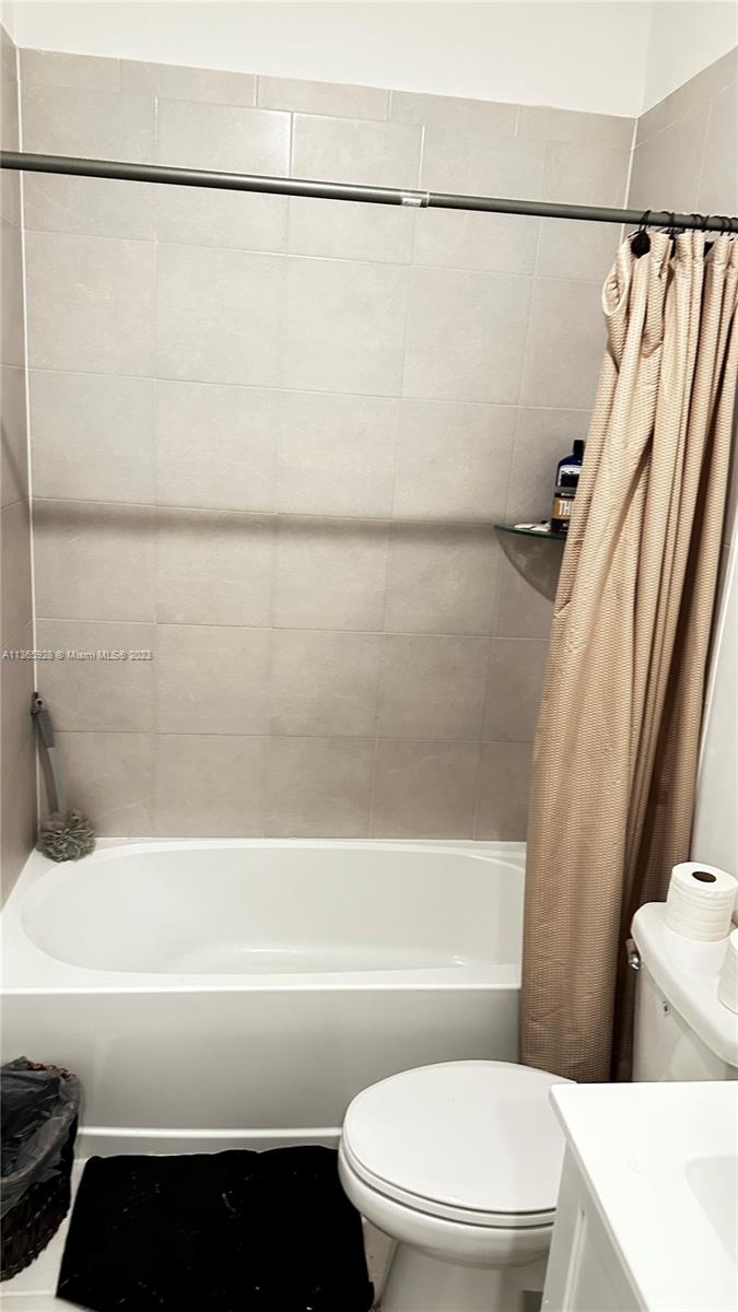 28661 Southwest 132nd Place Homestead, FL 33033 - Photo 17 of 22 a bathroom with a toilet and a bathtub