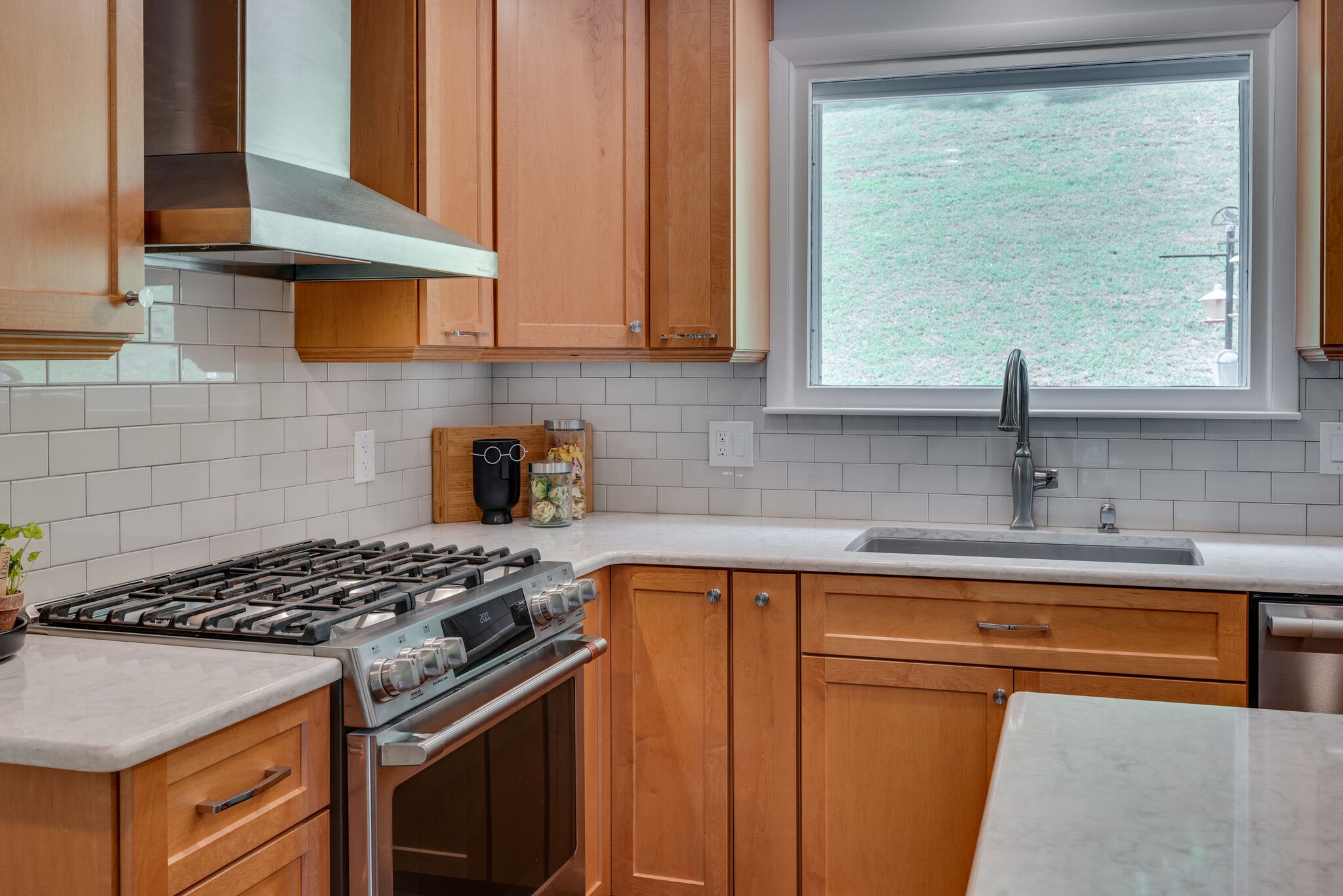 6612 Ellesmere Road Nashville, TN 37205 - Photo 12 of 34 a kitchen with stainless steel appliances granite countertop a sink a stove and a microwave