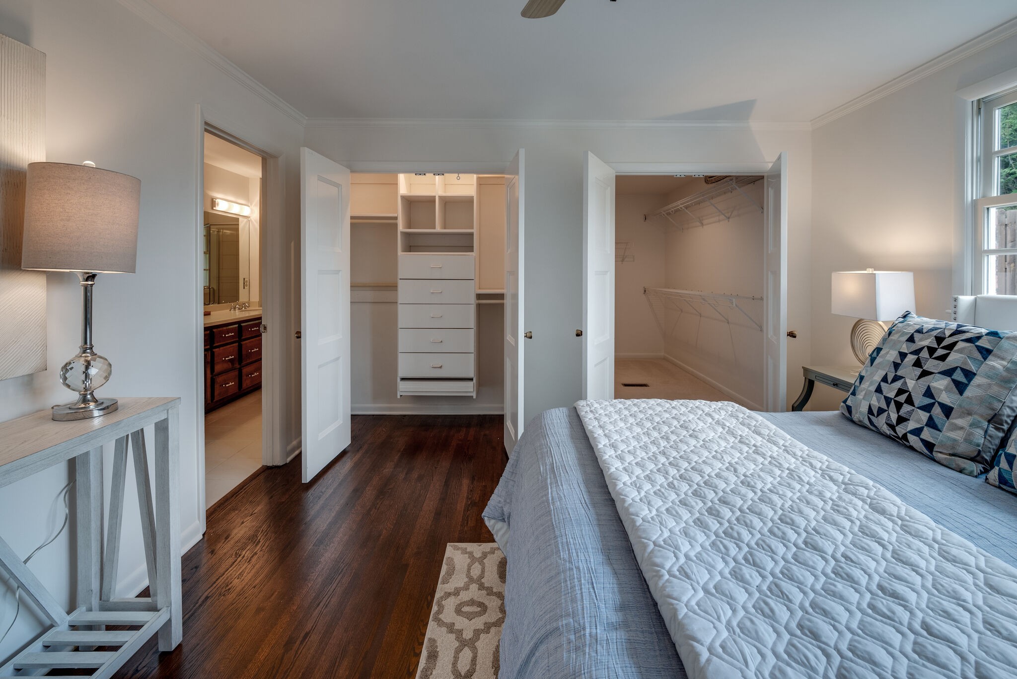 6612 Ellesmere Road Nashville, TN 37205 - Photo 18 of 34 a bedroom with a bed and a lamp on table