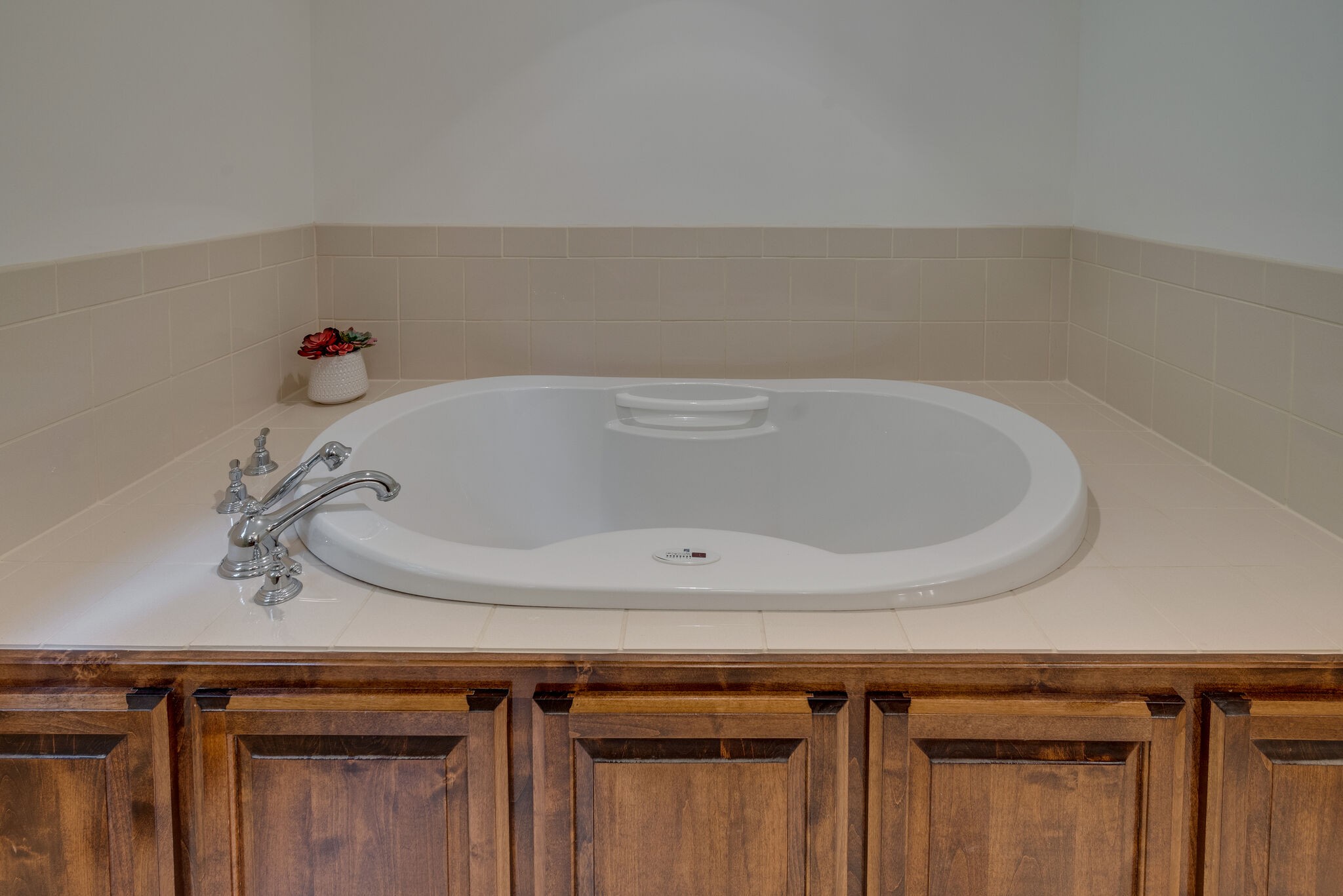 6612 Ellesmere Road Nashville, TN 37205 - Photo 21 of 34 a bathroom with a bathtub and sink