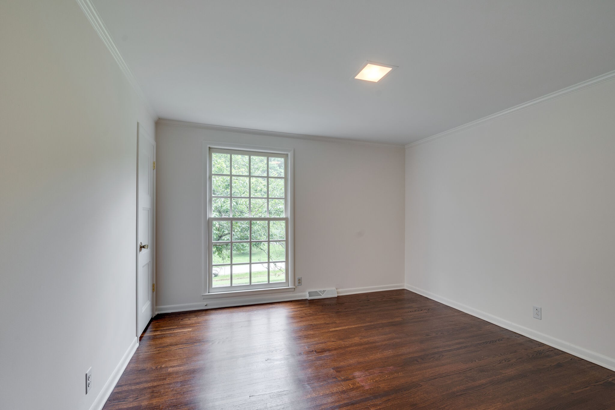 6612 Ellesmere Road Nashville, TN 37205 - Photo 22 of 34 a view of an empty room with wooden floor and a window