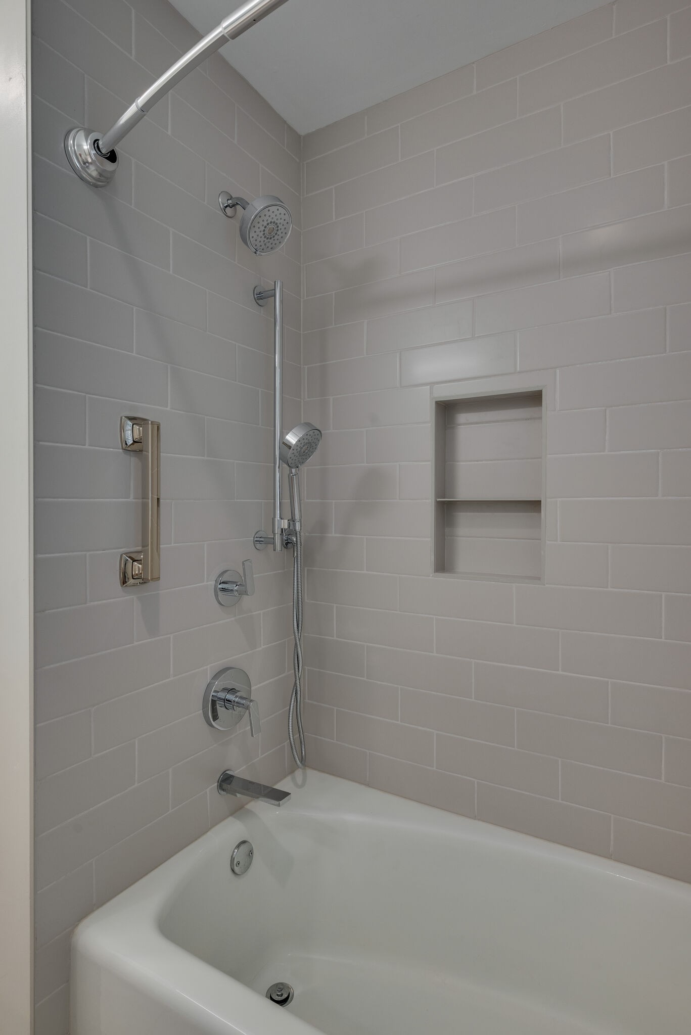 6612 Ellesmere Road Nashville, TN 37205 - Photo 24 of 34 a bathroom with a tub