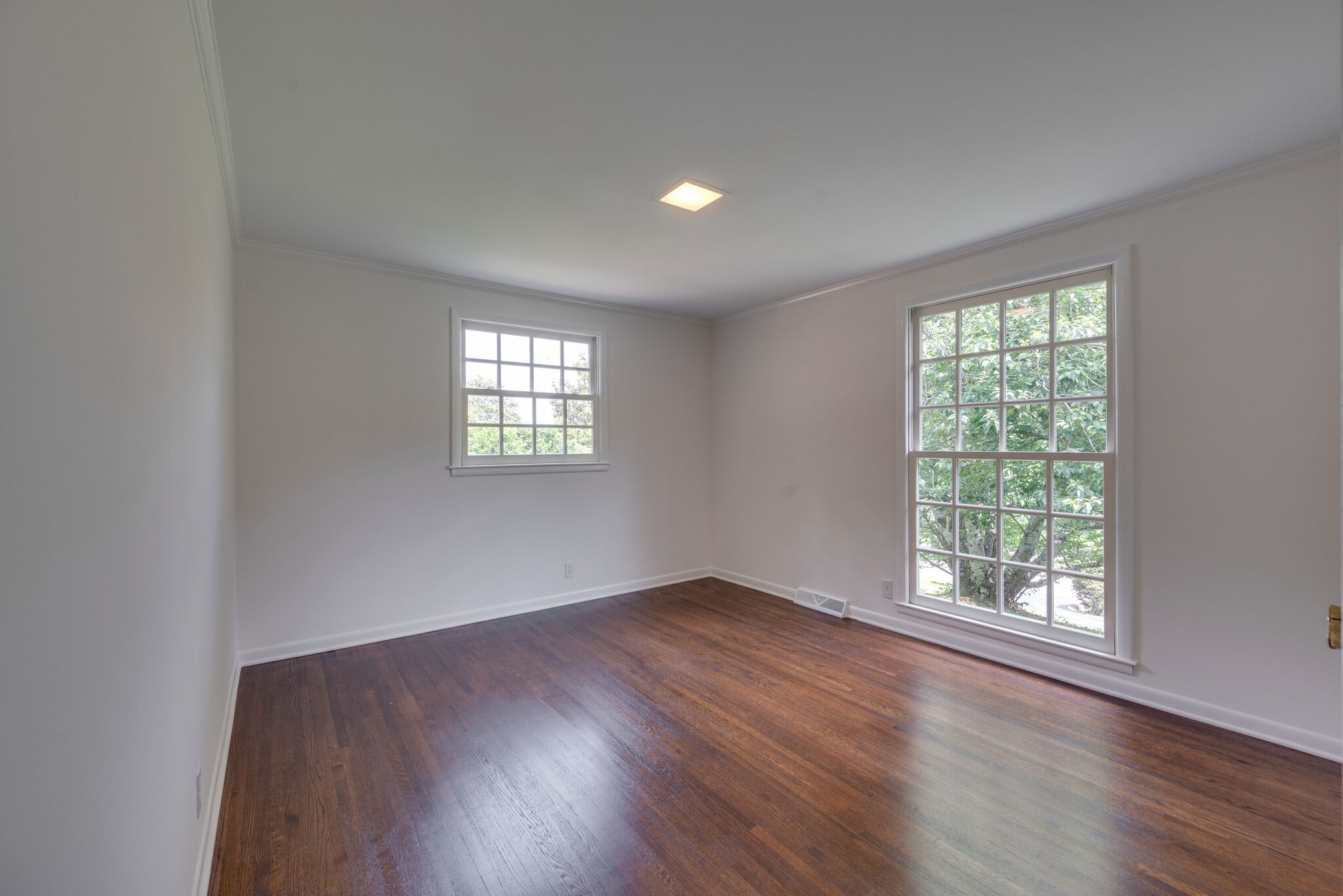 6612 Ellesmere Road Nashville, TN 37205 - Photo 25 of 34 an empty room with wooden floor and windows
