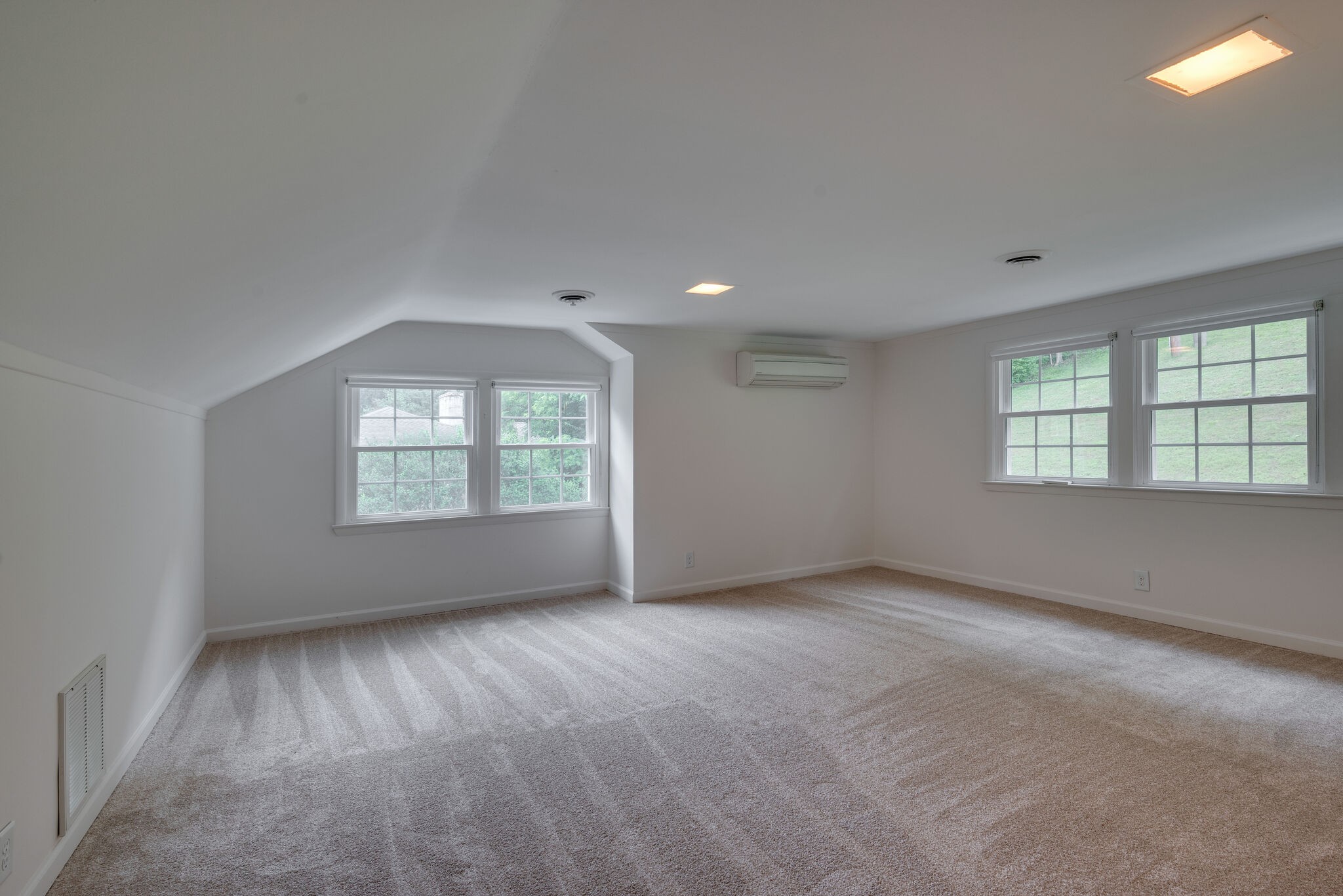 6612 Ellesmere Road Nashville, TN 37205 - Photo 27 of 34 an empty room with windows