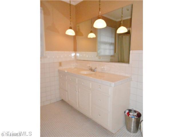2020 Huntington Road Burlington, NC 27215 - Photo 13 of 15 Bath. Upstairs bath