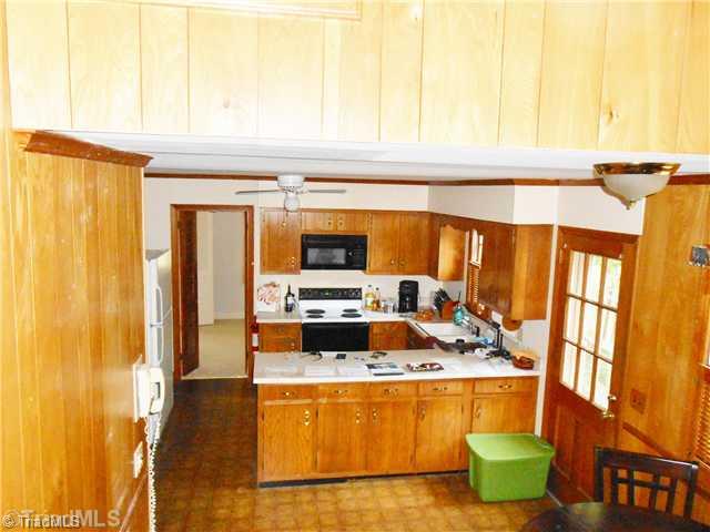 2020 Huntington Road Burlington, NC 27215 - Photo 6 of 15 Kitchen.