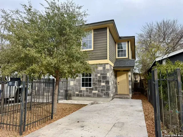 $1,425 | 3107 West Travis Street, Unit 1, San Antonio, TX 78207