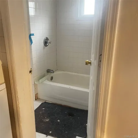 $2,350 | 221 Lehrer Avenue, Unit COTTAGE, Elmont, NY 11003