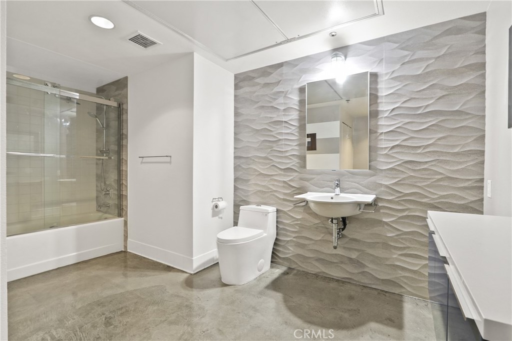 835 Locust Avenue, Unit 212 Long Beach, CA 90813 - Photo 31 of 39 Down Stairs Bath