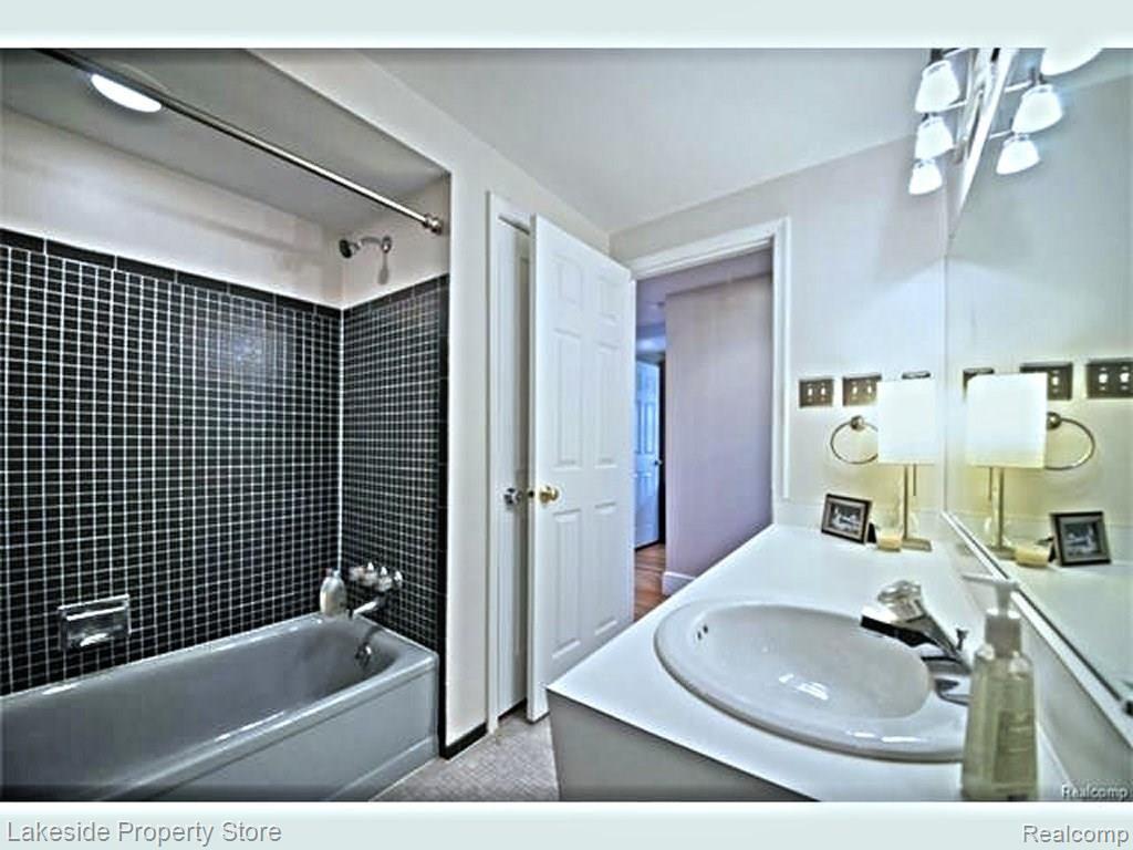 1672 Mark Hopkins Road Bloomfield Hills, MI 48302 - Photo 26 of 35 25.jpg