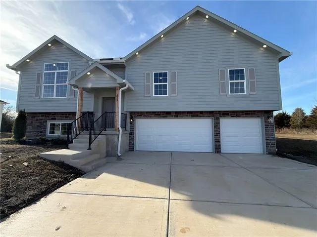 $385,000 | 318 Northeast 51st Road, Warrensburg, MO 64093