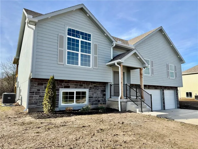 $385,000 | 318 Northeast 51st Road, Warrensburg, MO 64093