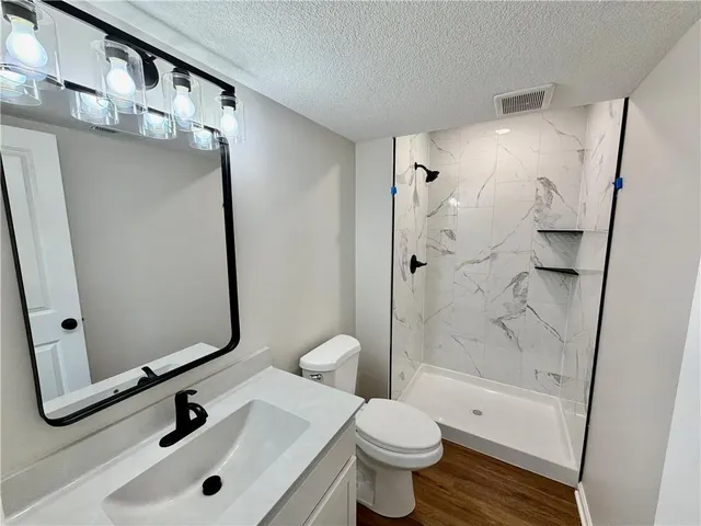 $385,000 | 318 Northeast 51st Road, Warrensburg, MO 64093