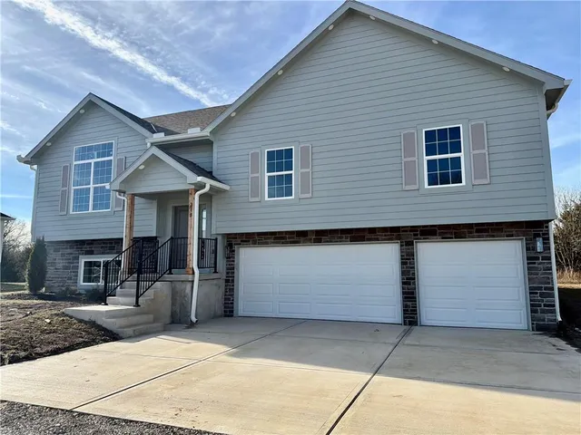 $385,000 | 318 Northeast 51st Road, Warrensburg, MO 64093