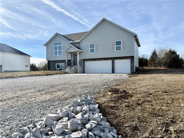 $385,000 | 318 Northeast 51st Road, Warrensburg, MO 64093