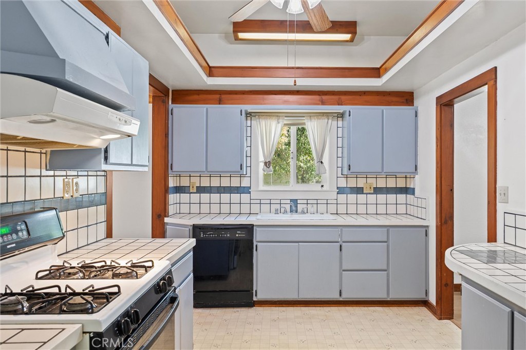 529 South Shasta Street Willows, CA 95988 - Photo 14 of 29 a kitchen with a stove and a sink