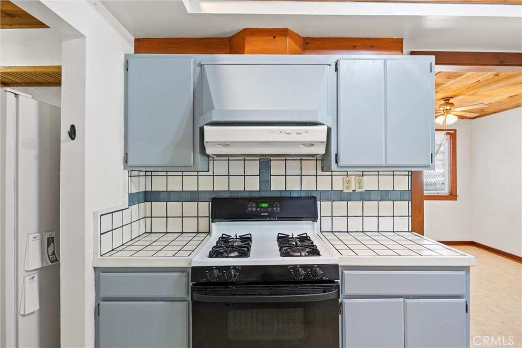 529 South Shasta Street Willows, CA 95988 - Photo 15 of 29 a stove top oven sitting inside of a kitchen