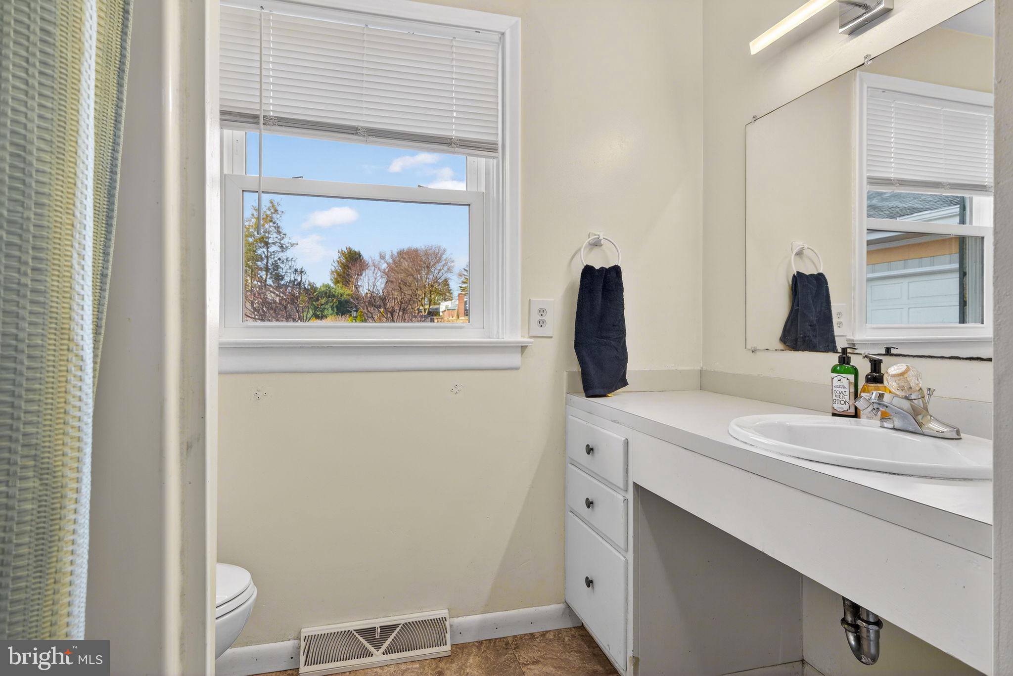 70 Waverly Avenue Lancaster, PA 17601 - Photo 20 of 44 Full Bath