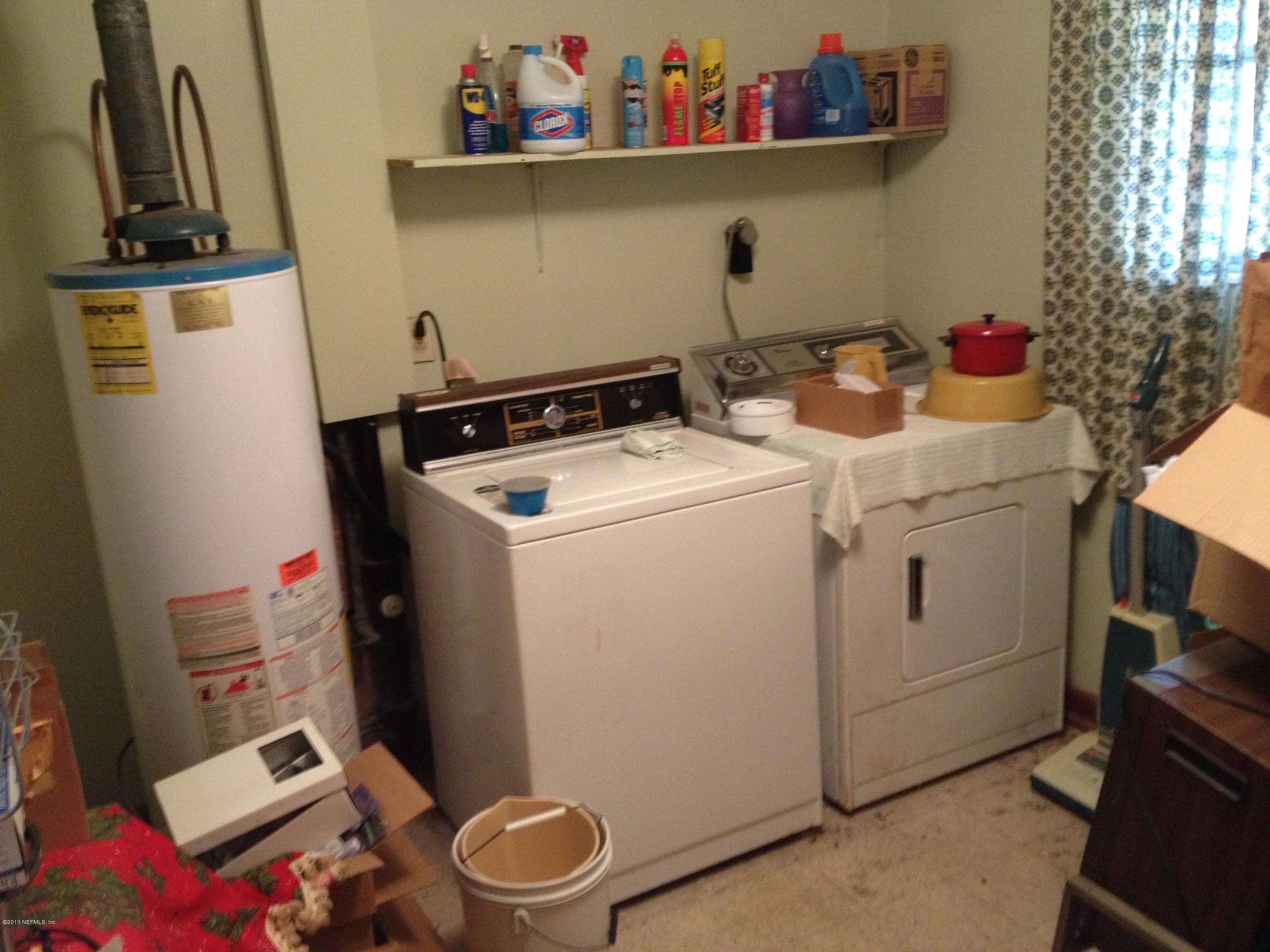 4062 Pelican Road Jacksonville, FL 32207 - Photo 14 of 16 Oversized Washer/ Dryer Room