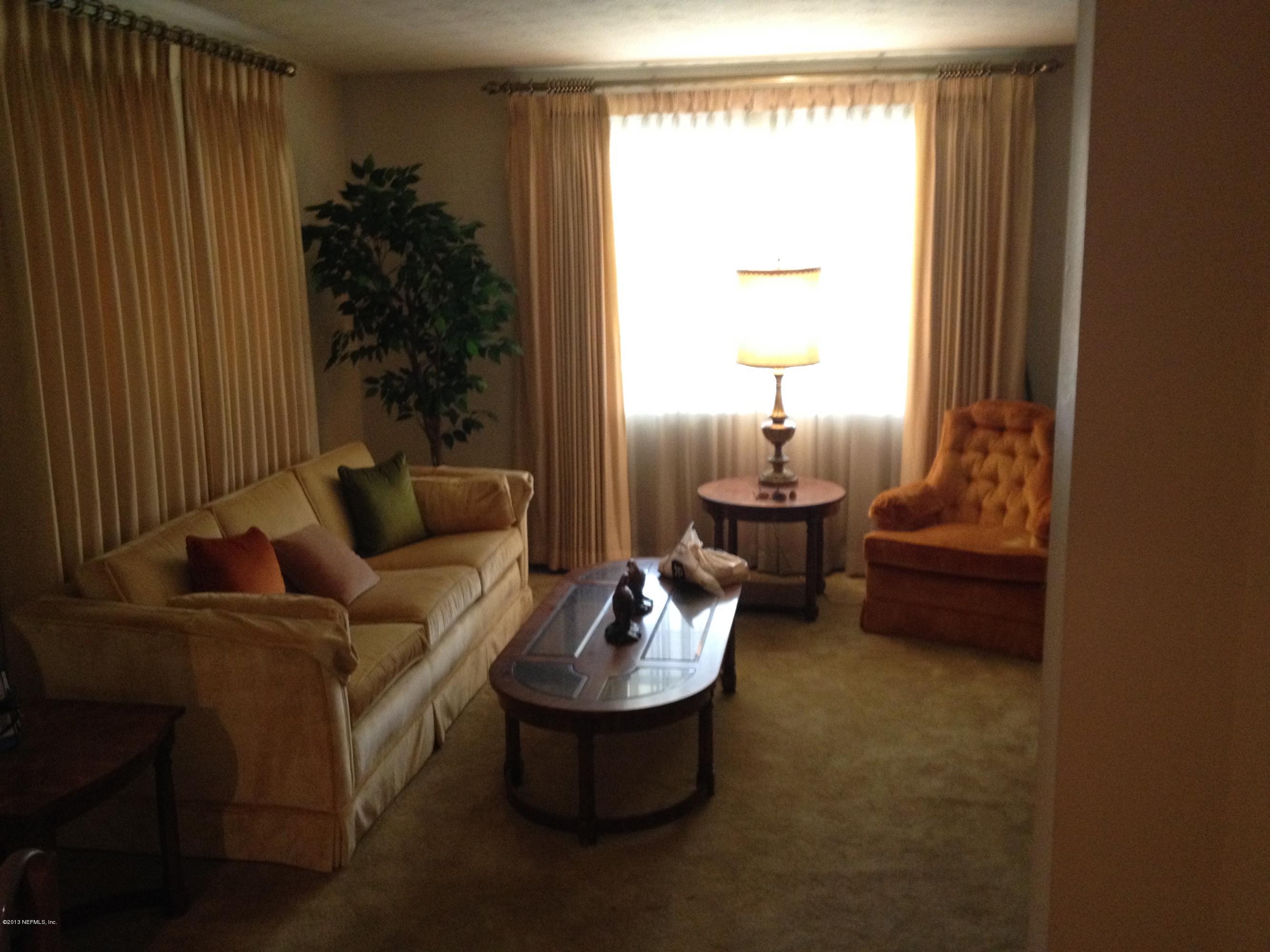 4062 Pelican Road Jacksonville, FL 32207 - Photo 5 of 16 Living Room