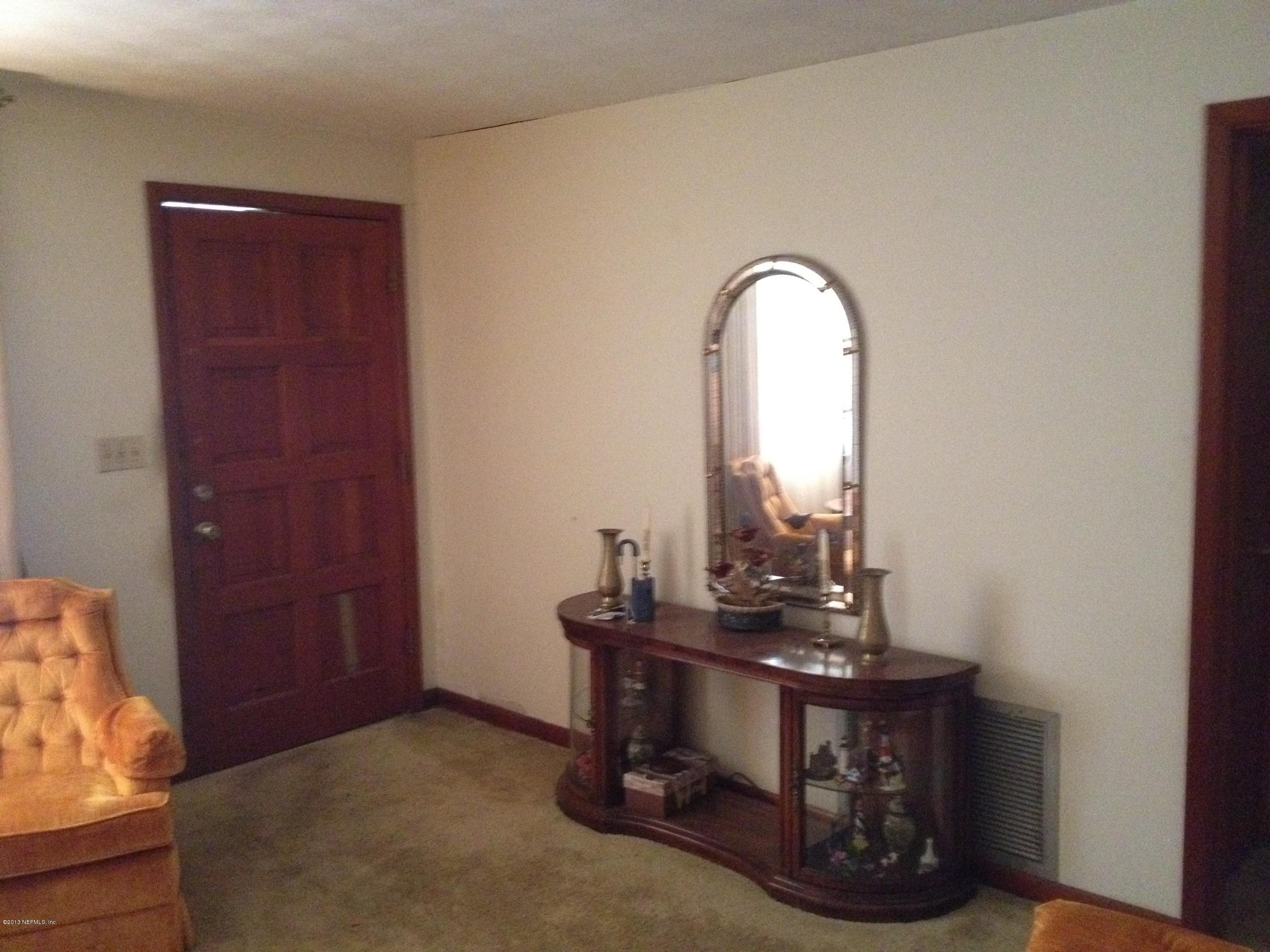 4062 Pelican Road Jacksonville, FL 32207 - Photo 6 of 16 Living Room