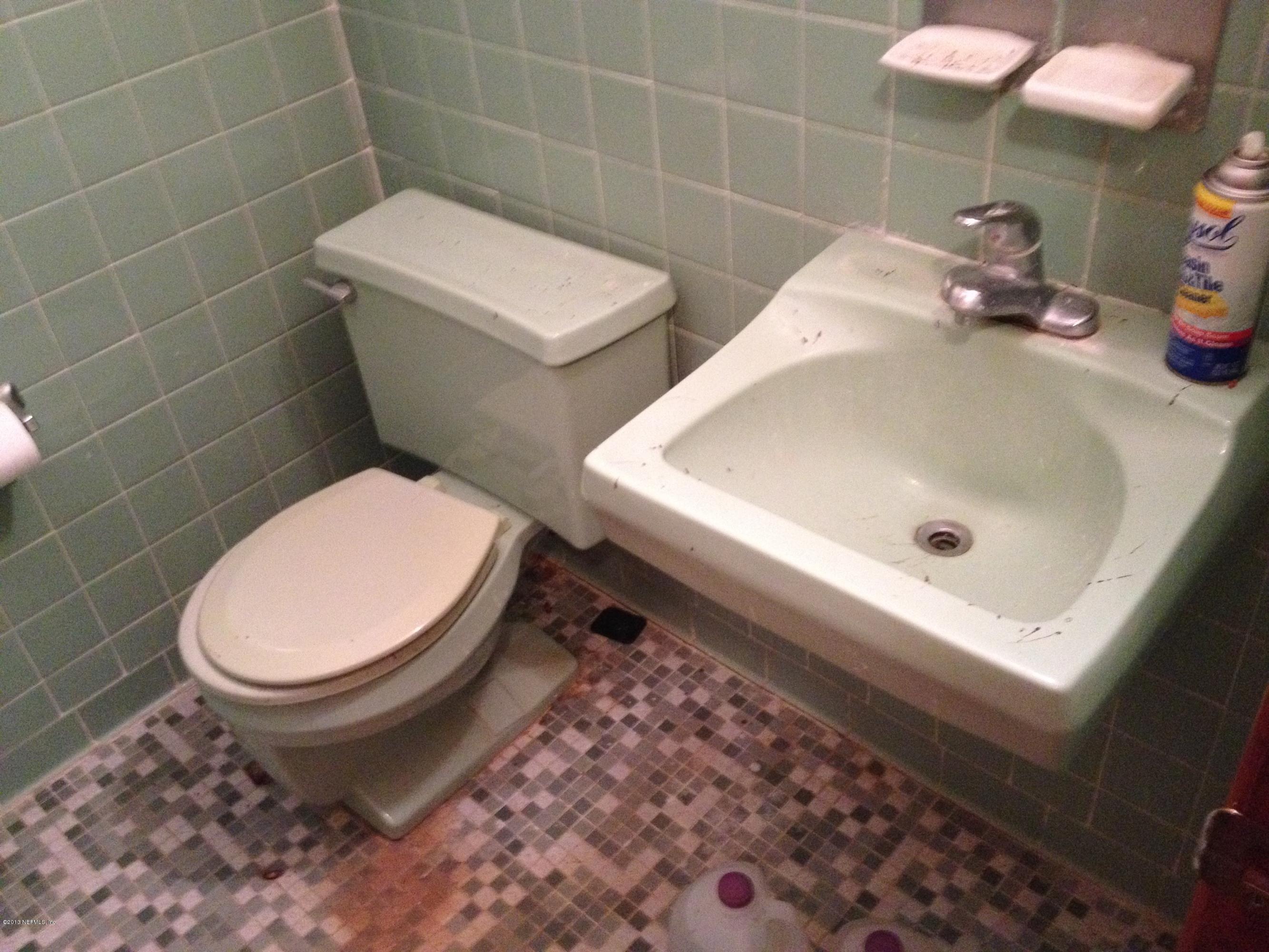 4062 Pelican Road Jacksonville, FL 32207 - Photo 9 of 16 Main Bathroom
